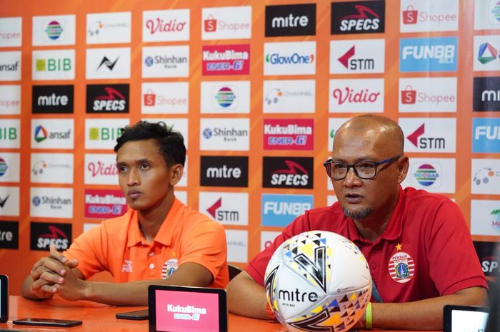 Pemain dan caretaker pelatih Persija Jakarta, Dany Saputra serta Sudirman, seusai laga kontra Borneo FC, Jumat (27/9/2019).