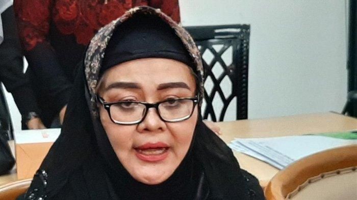 Ratu Agung (52) ibunda dari mahasiswa Al-Azhar Faisal Amir yang kini terbaring lemah di rumah sakit usai ditemukan terluka parah saat demo Selasa (24/9/2019).