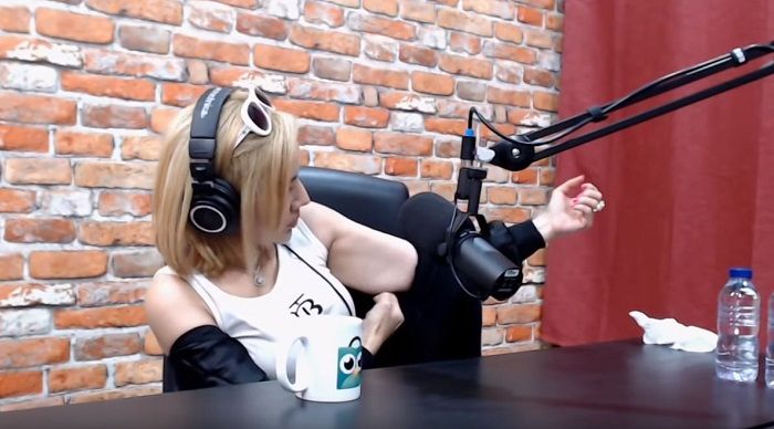 Barbie Kumalasari perlihatkan bagian tubuhnya yang bergelambir