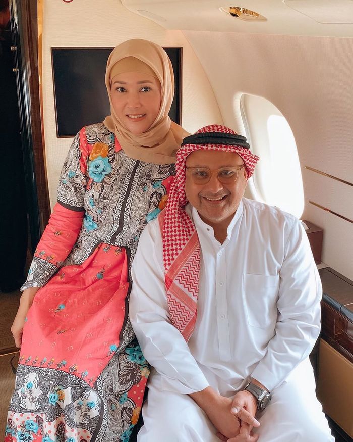 Maia Estianty mengenakan hijab bernuansa warna beige yang dibuat bergaya lilit