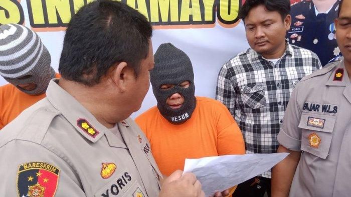DRH (50), seorang ibu yang tega menjadi otak pembunuhan sadis terhadap anak semata wayangnya saat digelandang pihak kepolisian di Mapolres Indramayu, Jumat (27/9/2019).