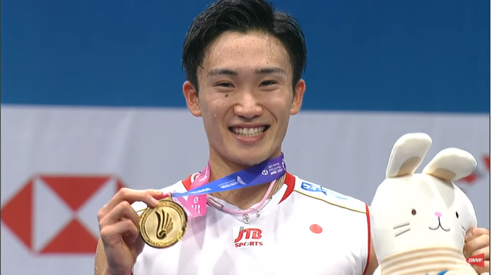 Kento Momota berpose di podium juara tunggal putra Korea Open 2019, di Incheon Airport Skydome, Incheon, Korea Selatan, Minggu (29/9/2019).