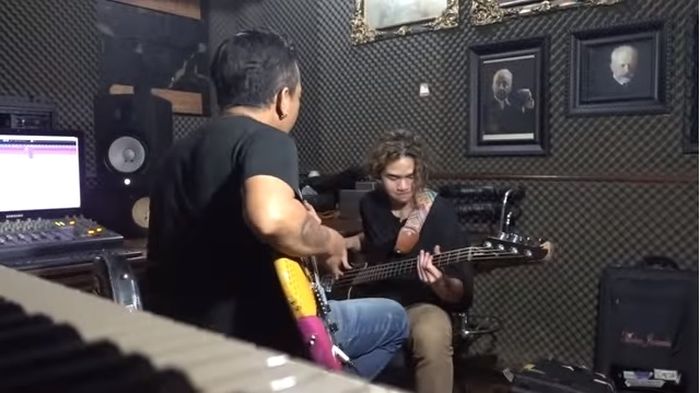 Dul Jaelani sedang take bass di studio RCM