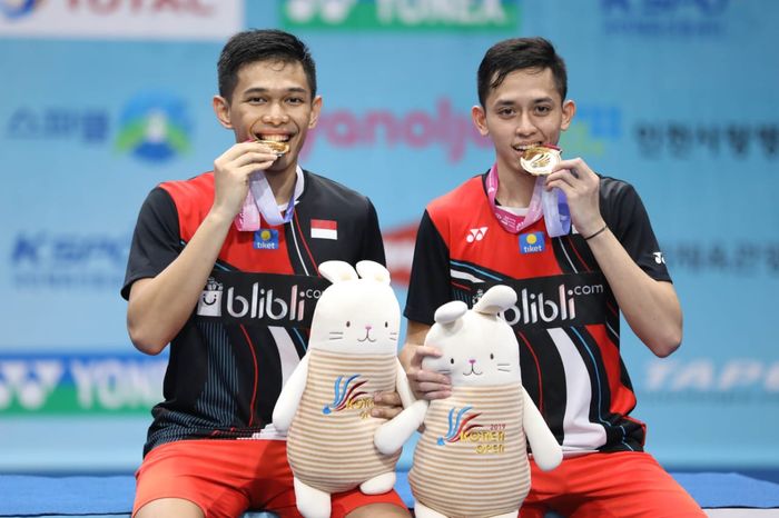 Pasangan ganda putra Indonesia, Fajar Alfian/Muhammad Rian Ardianto, berpose dengan medali setelah menjuarai Korea Open 2019 di Incheon Airport Skydome, Minggu (29/9/2019).