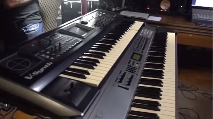 Keyboard yang digunakan untuk latihan band Dewa 19