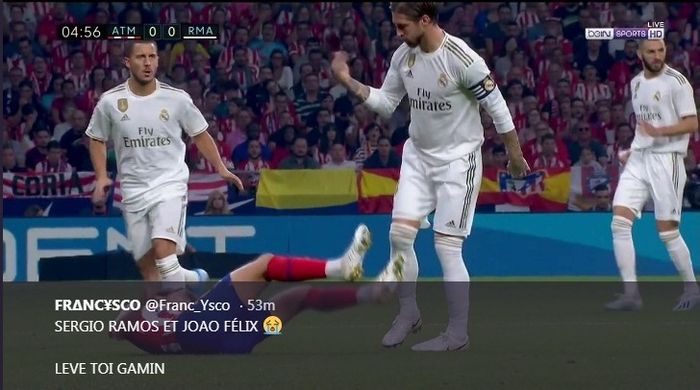 Gesture kapten Real Madrid, Sergio Ramos, kepada Joao Felix dalam laga melawan Atletico Madrid di Wanda Metropolitano&lt; Sabtu (28/9/2019).