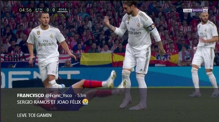 Gesture kapten Real Madrid, Sergio Ramos, kepada Joao Felix dalam laga melawan Atletico Madrid di Wanda Metropolitano< Sabtu (28/9/2019).