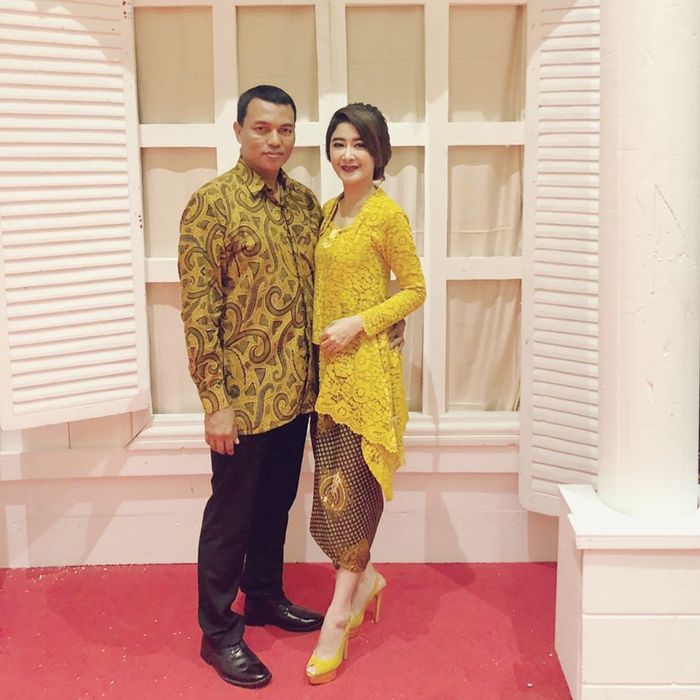 Uut Permatasari saat hadiri kondangan di Bekasi