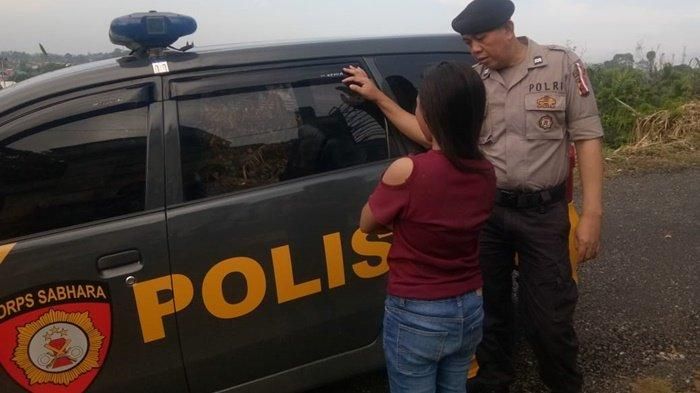 Ns Dijemput Mobil Polisi Di Lokasi Bangunan Radio Jl Stadion Tenggarong, Minggu (29/9/2019). Ns Mengaku Dirudapaksa 8 Pria Asal Tenggarong