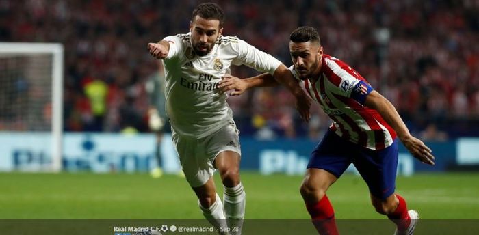 Bek Real Madrid, Dani Carvajal, berduel dengan kapten Atletico Madrid, Koke, dalam laga pekan ketujuh Liga Spanyol di Stadion Wanda Metropolitano, 29 September 2019.