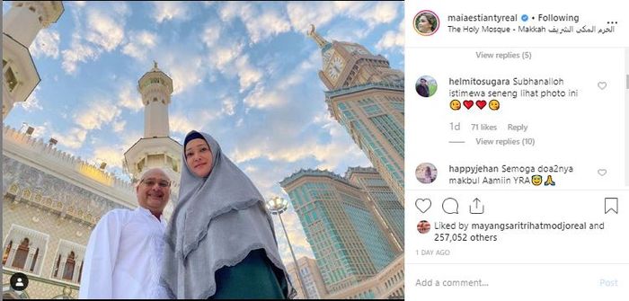Maia Estianty foto bersama Irwan Mussry saat jalani ibadah umroh.
