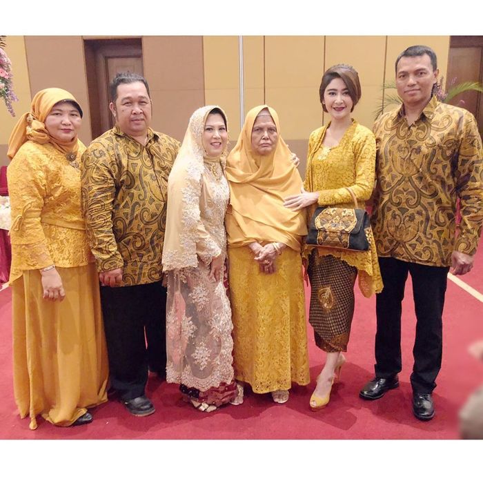 Uut Permatasari bersama keluarga besarnya