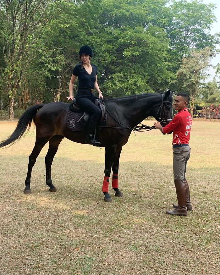 Nia Ramadhani tampil memesona dengan busana serba hitam