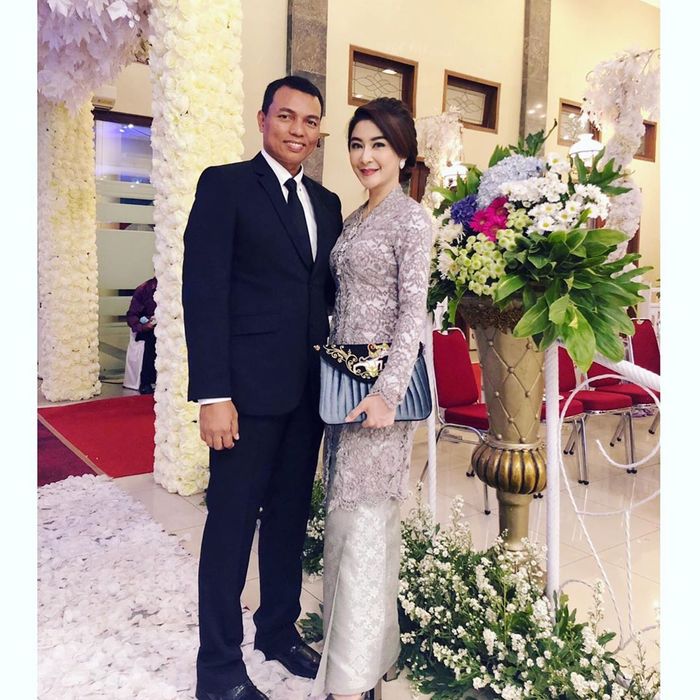 Uut Permatasari hadiri kondangan di Solo