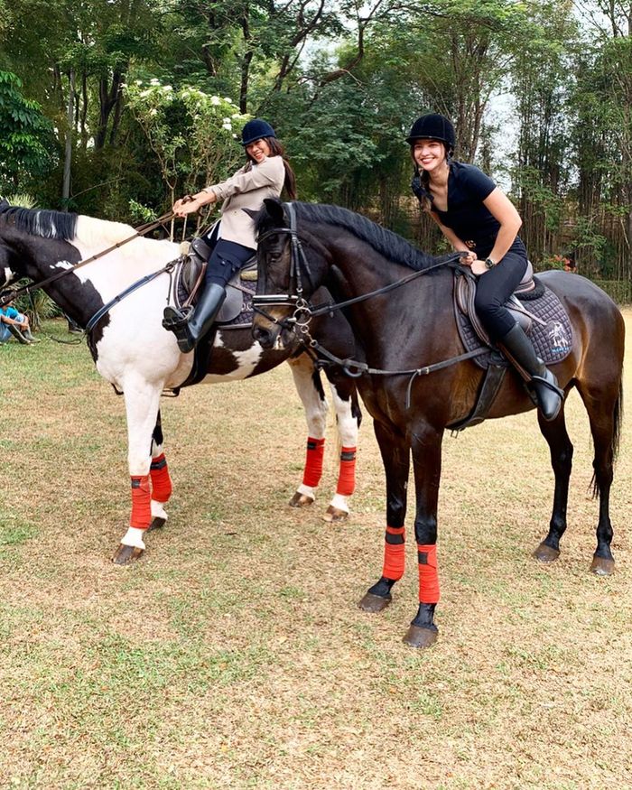 Nia Ramadhani terlihat mengenakan kaus kerah v-neck berwarna hitam