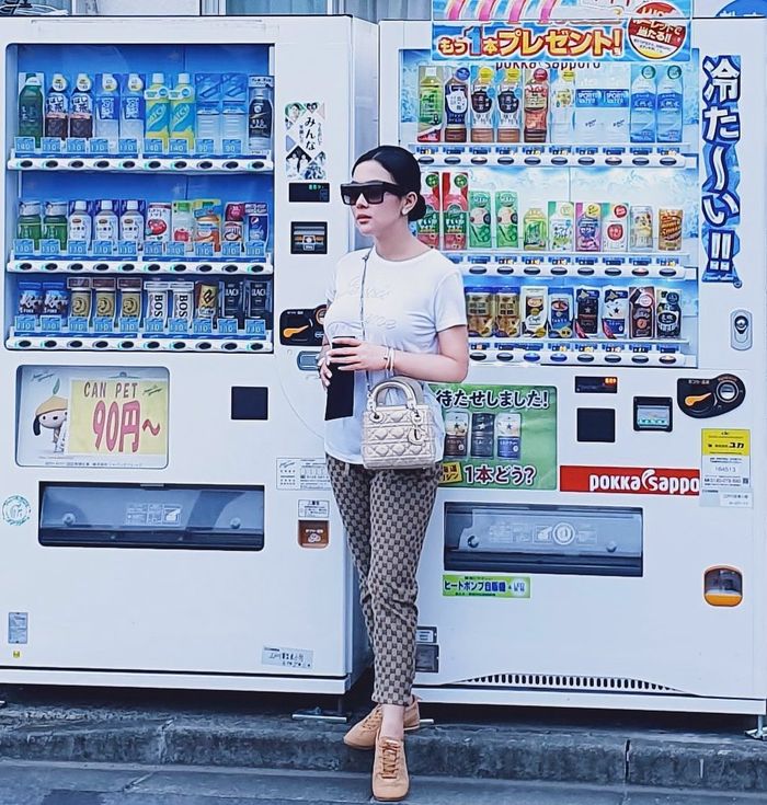 Tampilan Syahrini saat liburan di Tokyo Jepang
