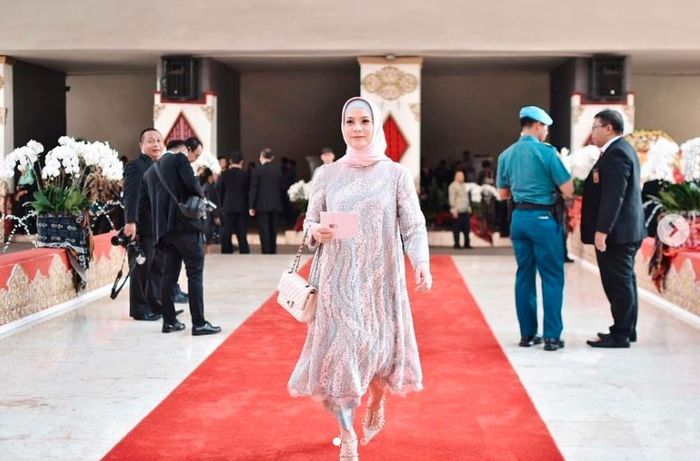 Gaya busana Rachel Maryam dipuji oleh pengamat fashion Caren Delano.