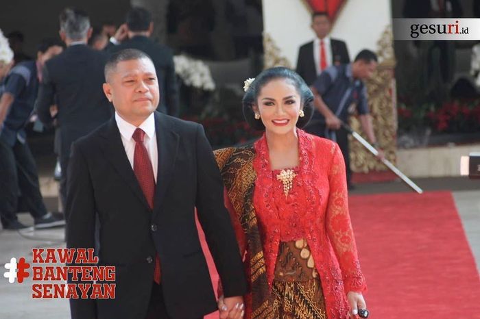 Krisdayanti dan Raul Lemos saat menghadiri pelantikan anggota DPR periode 2019-2024