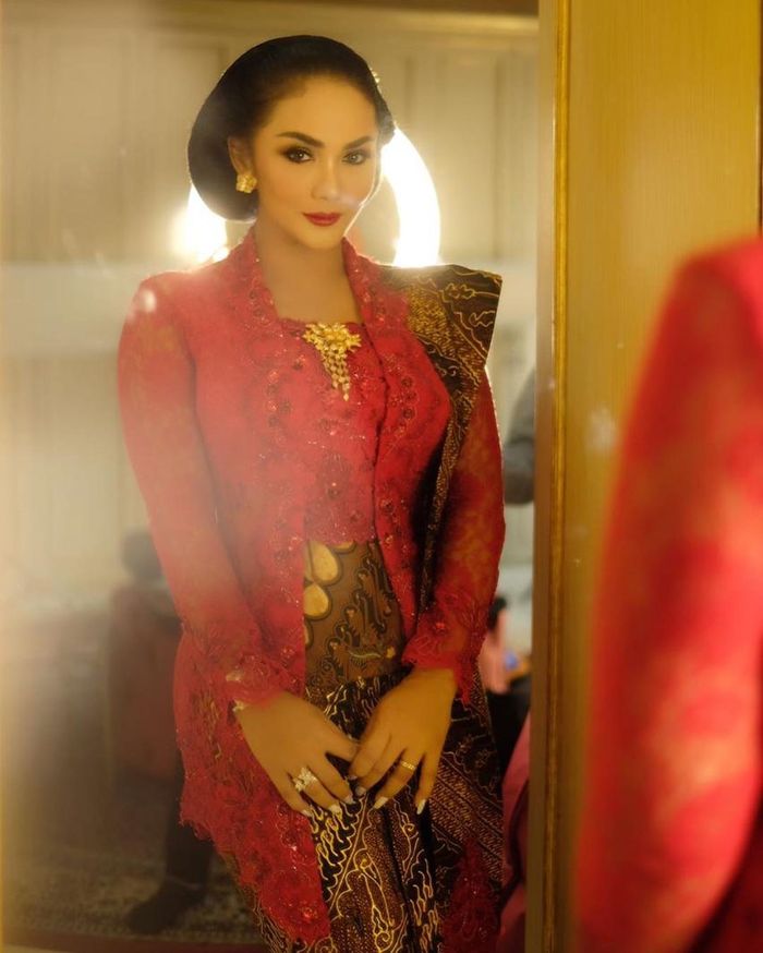 Tampilan Krisdayanti saat dilantik jadi anggota DPR