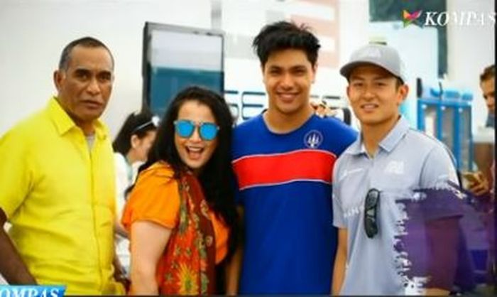 Max Armand berpose dengan Jennifer Jill, Phlo dan Rio Haryanto