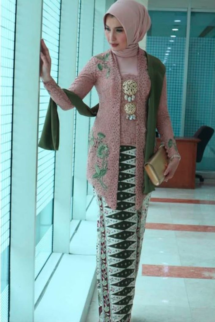 Penampilan Arzeti Bilbina menuai komentar positif dari pengamat fashion, Caren Delano. Pemilihan warna yang cenderung soft, dinilai Caren pas untuk acara di pagi hari.