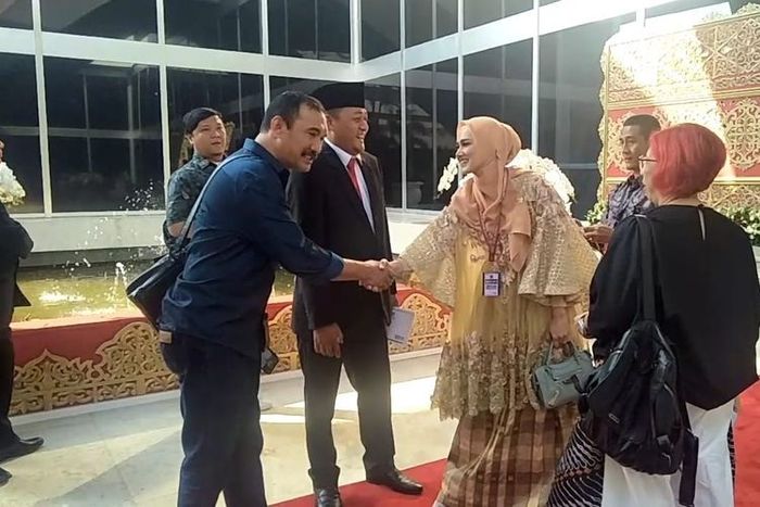 Mulan Jameela saat tiba di gedung DPR RI untuk mengikuti pelantikan, Selasa (1/10/2019). Mulan Jameela mengenakan baju bodo rancangan desainer Didiet Maulana.