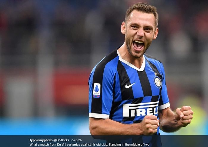 Bek tengah Inter Milan, Stefan de Vrij, dikabarkan tengah diincar oleh Barcelona.