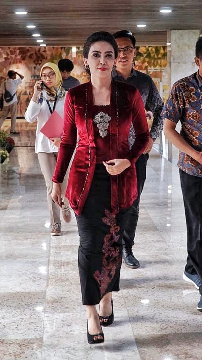 Rieke Diah Pitaloka dilantik menjadi anggota dewan untuk yang ketiga kalinya. Untuk pelantikkannya hari ini, Selasa (1/10/2019), penampilan Rieke dipuji oleh pengamat fashion, Caren Delano.