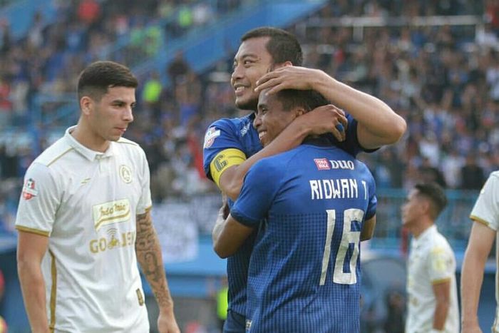 Pemain Arema FC Ridwan Tawainella, melakukan selebrasi bersama sang kapten Hamka Hamzah, setelah mencetak gol kedua ke gawang PSS Sleman pada Pekan 20 Liga 1 2019 yang berakhir dengan skor 4-0 di Stadion Kanjuruhan, Kabupaten Malang pada Selasa (24/09/2019) sore.