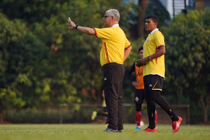 Duet pelatih Persija Jakarta, Edson Araujo Tavares alias Edson Tavares bersama Antonio Claudio, di Lapangan PSAU, Halim Perdanakusuma, Jakarta Timur, Selasa (1/10/2019).