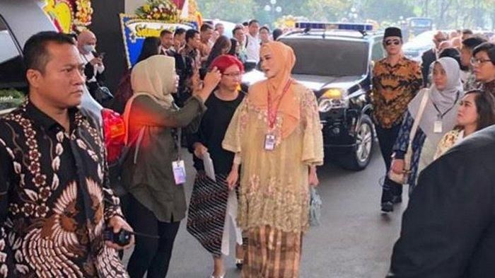 Mulan Jameela saat tiba di gedung DPR RI, Selasa (1/10/2019). Mulan Jameela memakai baju karya desainer Didiet Maulana.