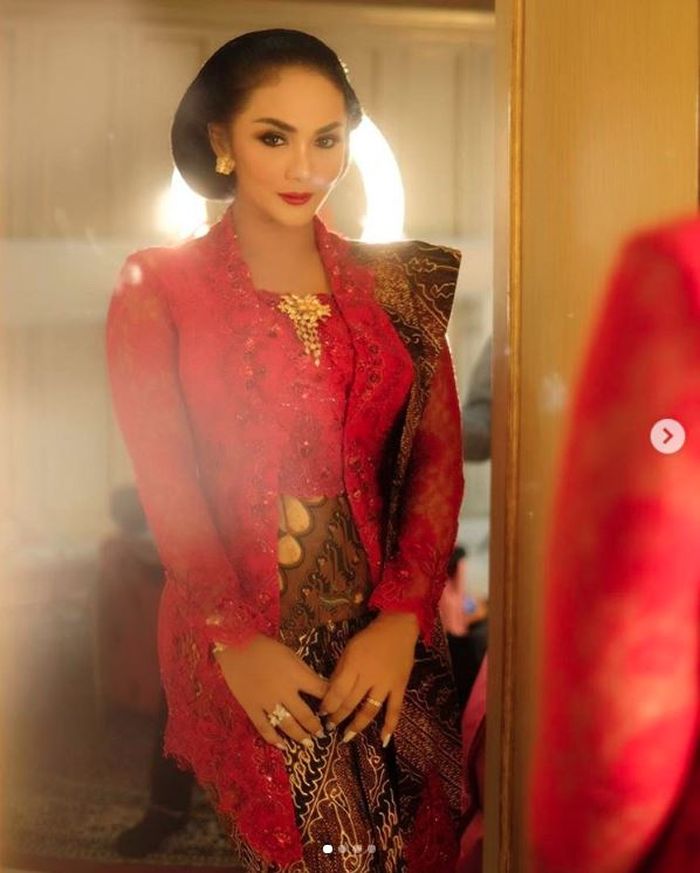 Krisdayanti memakai kebaya model kutubaru rancangan desainer kenamaan, Anne Avantie.
