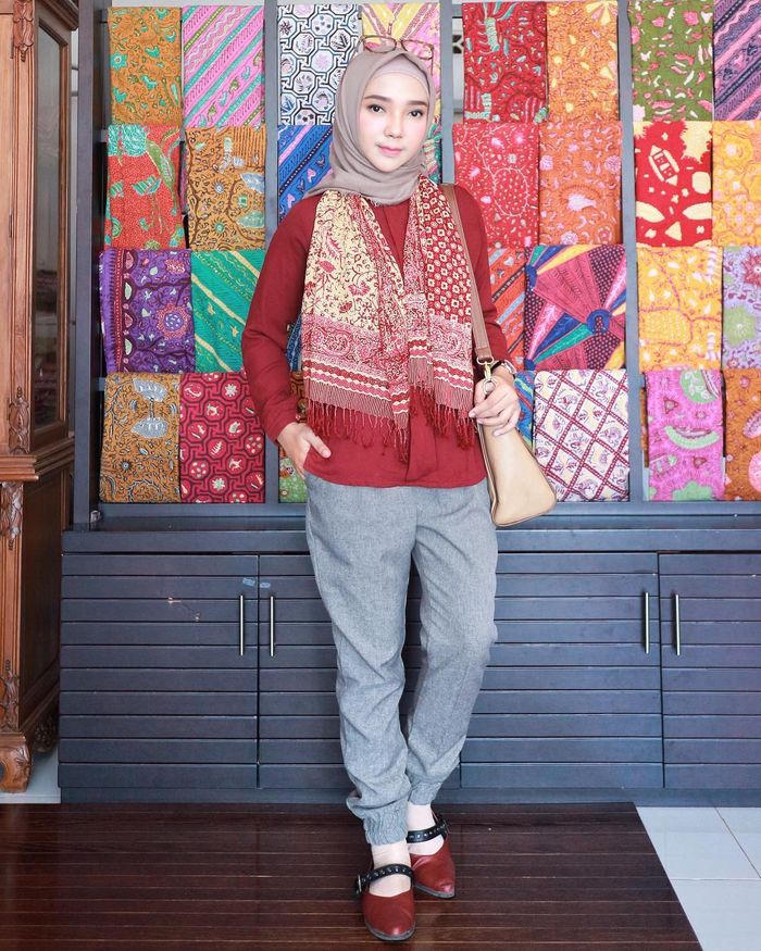 5 Ide Gaya Hijabers Modis Pakai Batik Buat Hari Batik Nasional 2019