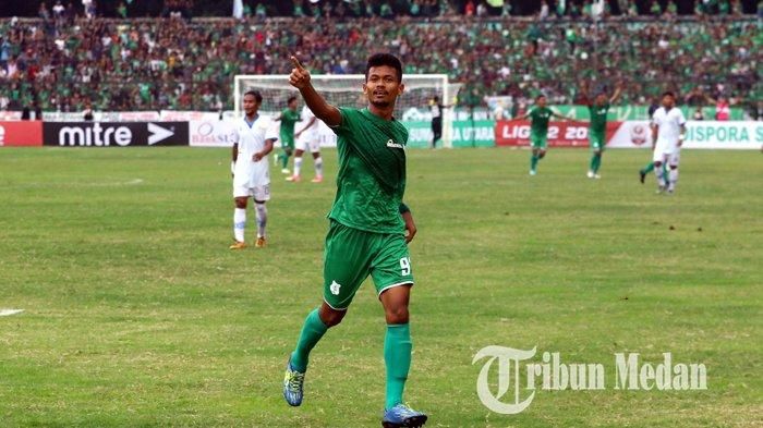 Selebrasi pemain PSMS Medan Ilham Fathoni setelah mencetak gol keduanya ke gawang Blitar Bandung United FC dalam lanjutan pertandingan Liga 2, di Stadion Teladan, Medan, Jumat (19/7/2019).