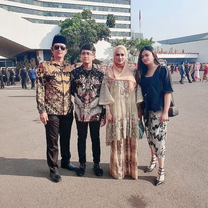 Penampilan putri Mulan Jameela Tyarani Nugraha saat ikut hadiri acara pelantikan ibunya jadi DPR