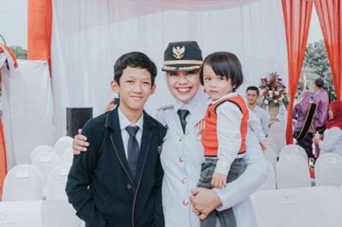 Bupati diapit oleh kedua anaknya Keenan dan Keefa (Instagram/@cellicanurrachadiana)