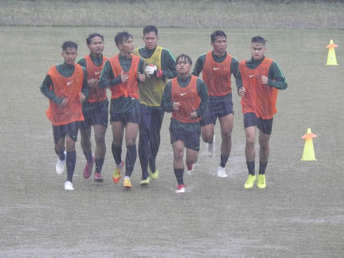 Serdy Hepyfano (2 dari kanan) saat latihan perdana timnas U-19 Indonesia di Stadion Pajajaran, Kota Bogor, Kamis (26/9/2019).