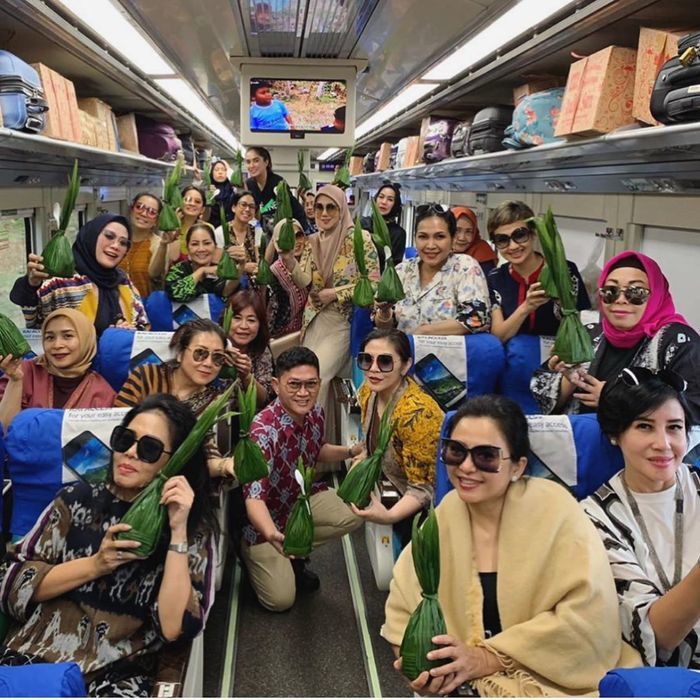 Mayangsari dan geng sosialita saat dalam perjalanan