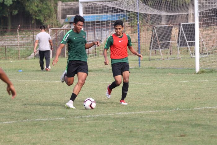 Aksi Serdy Hepyfano (kiri) dalam latihan timnas U-19 Indonesia di Stadion Pajajaran, Kota Bogor.
