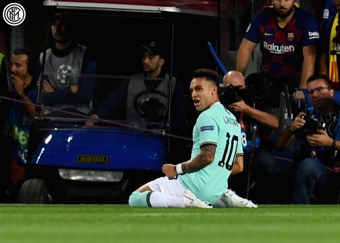 Striker Inter Milan, Lautaro Martinez, merayakan gol ke gawang Barcelona dalam laga di Camp Nou pada Rabu (2/10/2019).