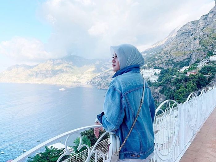 Berlatar belakang pantai, Olla Ramlan pakai tas mewah harga puluhan juta Rupiah