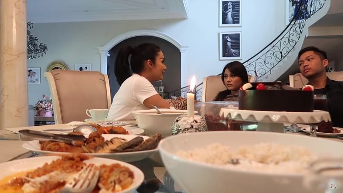 KD ngobrol dengan Aurel dan Azriel