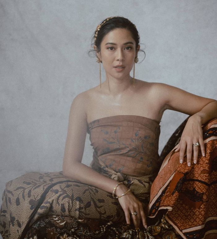 Tampilan Dian Sastro dengan batik