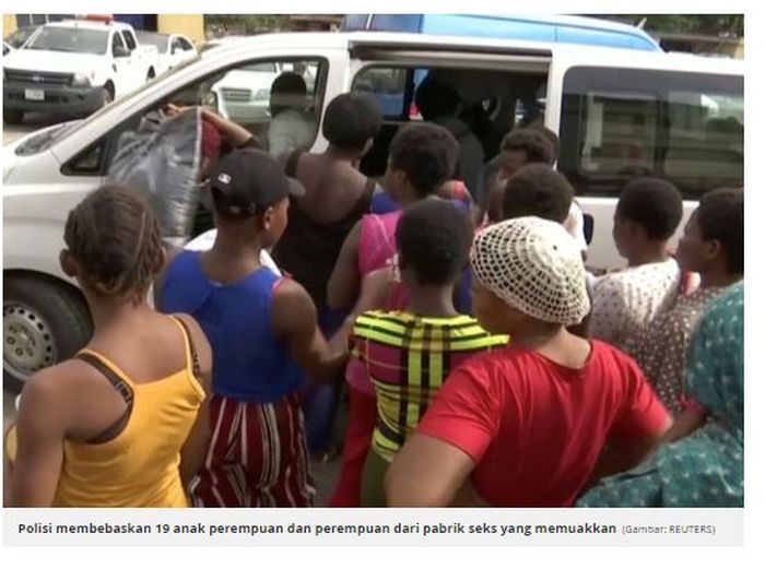Para wanita diamankan dari lokasi kejadian.