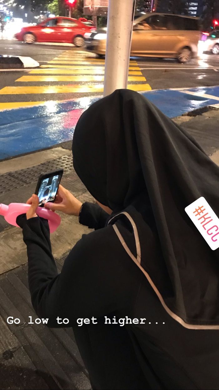 Bella menemani suami, Engku Emran