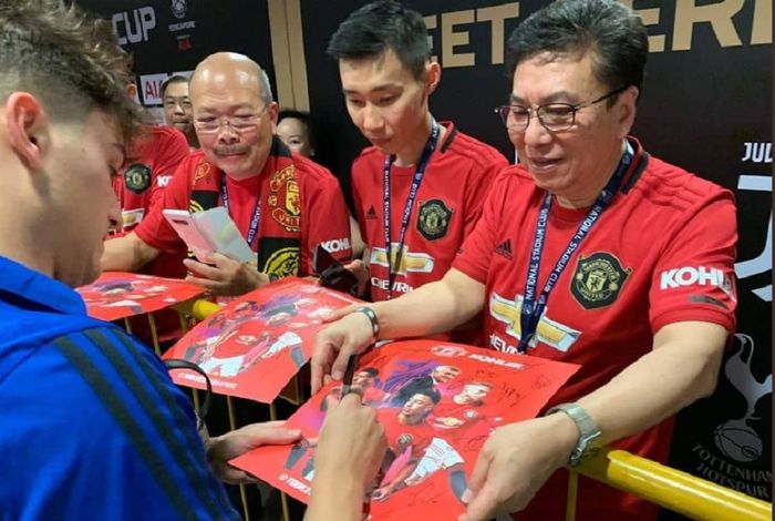 Momen saat Lee Chong Wei meminta tanda tangan Daniel James saat Manchester United berada di Singapura untuk menjalani laga pra-musim.