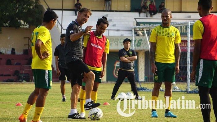 Asisten Pelatih Persebaya Surabaya, Wolfgang Pikal, memberikan instruksi ke gelandang jangkar M Hidayat saat latihan Persebaya di Lapangan Polda Jatim, Rabu (4/9/2019). 