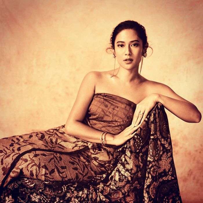 Tampilan Dian Sastro dengan batik