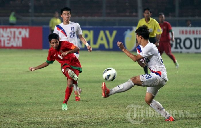 Evan Dimas Darmono (kiri) ketika masih menjadi pemain timnas U-19 Indonesia melawan timnas U-19 Korea Selatan dalam Kualifikasi Piala Asia Grup G Piala Asia U-19 2014, Sabtu (12/10/2013).