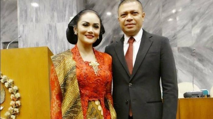 Krisdayanti dan Raul Lemos saat pelantikan anggota <a href='https://kupang.tribunnews.com/tag/dpr' title='DPR'>DPR</a> RI.